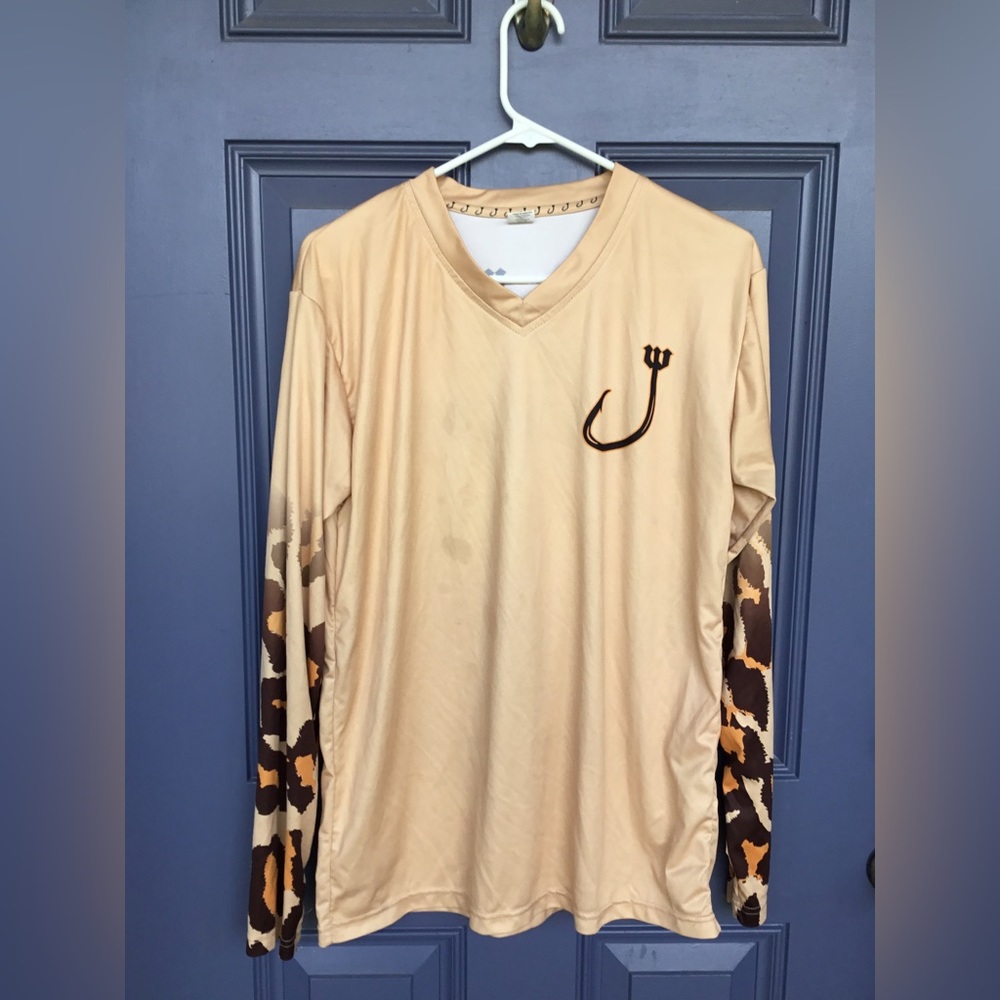 Reel Wicked fishing performance long sleeve shirt.  Beige shirt.  Size M UPF 40+